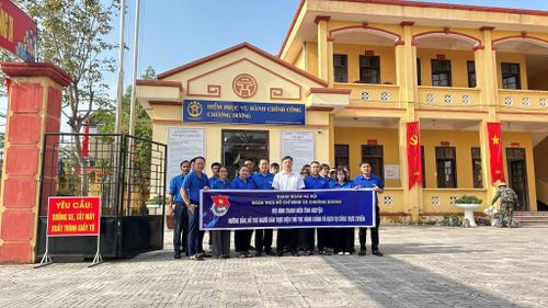 Đoàn Thanh niên xã Chương Dương ra quân hỗ trợ người dân thực hiện thủ tục hành chính và dịch vụ công trực tuyến. Ảnh: PV