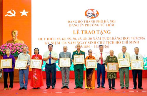 Lãnh đạo Đảng ủy phường Từ Liêm trao Huy hiệu Đảng tặng các đảng viên. Ảnh: PV