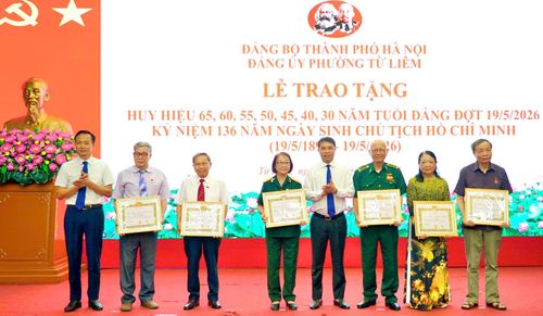 Lãnh đạo phường Từ Liêm trao Huy hiệu Đảng tặng các đảng viên. Ảnh: PV