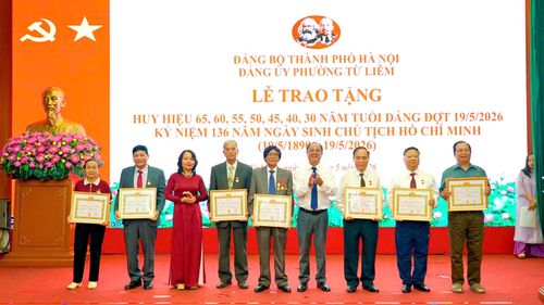 Lãnh đạo phường Từ Liêm trao Huy hiệu Đảng tặng các đảng viên. Ảnh: PV