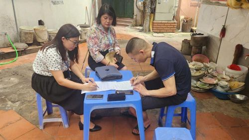 Lực lượng chức năng phường Cầu Giấy lập biên bản xử phạt hành chính đối với cơ sở. Ảnh: Phường Cầu Giấy