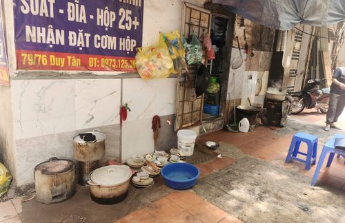 Lực lượng chức năng đã lập biên bản, xử phạt hành chính đối với chủ cơ sở với tổng mức phạt là 35 triệu đồng. Ảnh: Phường Cầu Giấy