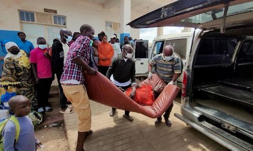 Người đàn ông được chuyển đến bệnh viện sau dịch Ebola bùng phát tại Congo. Ảnh: Reuters