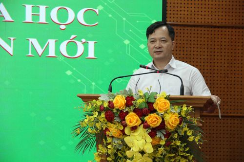 Phó Chủ tịch Hội Nông dân thành phố Hà Nội Trương Văn Nhung tham luận. Ảnh: Lê Phương