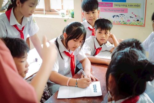 Các em học sinh Trường TH&amp;THCS nhiệt tình hưởng ứng tiết học về kỹ năng sống do các thành viên Ban tổ chức trực tiếp giảng dạy. Ảnh: N.K