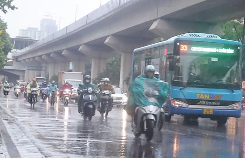 Từ chiều tối 18 đến ngày 19-5, Hà Nội có lúc mưa rào và dông, có nơi mưa to, đề phòng lốc, sét, mưa đá, ngập úng. Ảnh: Bảo Châu