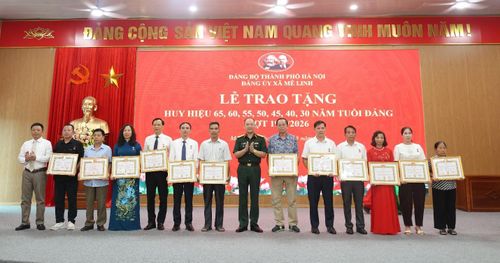 Các đảng viên được trao Huy hiệu 30 năm tuổi Đảng. Ảnh: PV