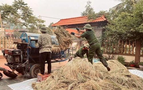 Công an xã Quý Lương gần dân, sát dân, đồng hành cùng Nhân dân trong lao động sản xuất.