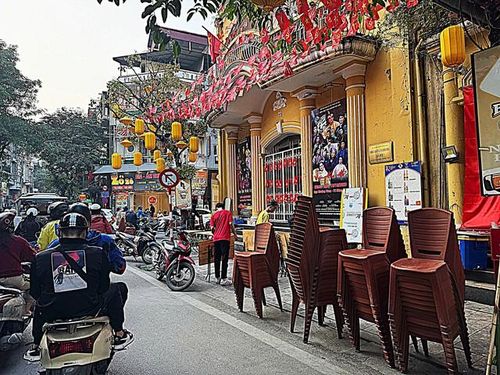 Sau khi Hà Nội ban hành nghị quyết thu phí vỉa hè, nhiều người dân cho rằng sẽ được sử dụng hè phố để buôn bán, kê bàn ghế kinh doanh. Tuy nhiên, nội dung nghị quyết chủ yếu liên quan hoạt động trông giữ phương tiện.