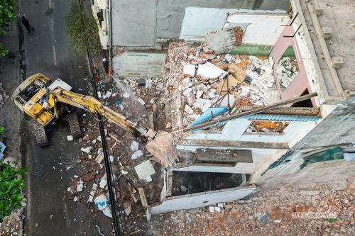 Máy móc được huy động để tháo dỡ nhà dân phục vụ dự án Vành đai 2,5.