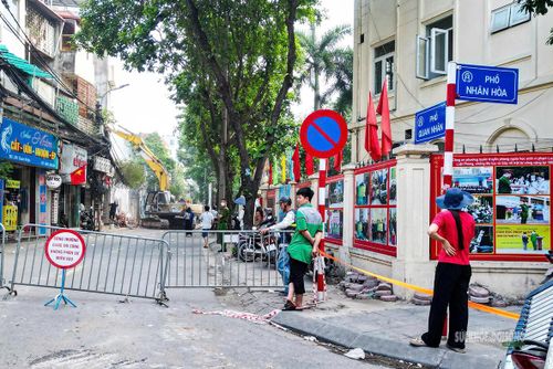 Các điểm phong tỏa được dựng lên để phục vụ công tác phá dỡ tại khu dân cư Nhân Chính cũ.