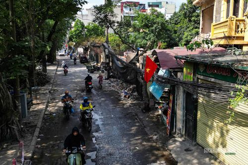 Khu vực phá dỡ nằm sát các tuyến ngõ nhỏ, gây khó khăn cho việc tiếp cận máy móc.