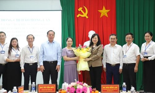Bộ trưởng Bộ Y tế tặng hoa chúc mừng Sở Y tế Đồng Nai. Ảnh: Phạm Thương.