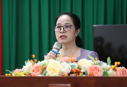 TTƯT, BS.CKII Đỗ Thị Nguyên - Giám đốc Sở Y tế Đồng Nai báo cáo với Đoàn công tác Bộ Y tế. Ảnh: Phạm Thương.