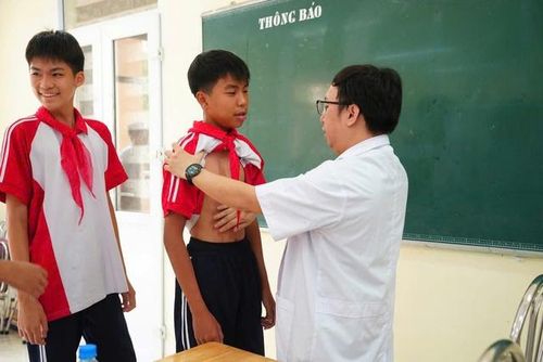 Các bác sĩ Bệnh viện Bãi Cháy khám sàng lọc dị tật lồng ngực miễn phí cho 1.298 học sinh tại Cẩm Phả.