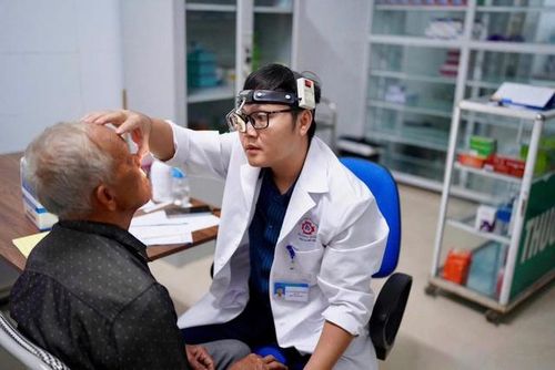 Các bác sĩ Bệnh viện Đa khoa tỉnh Quảng Ninh khám, tư vấn sức khỏe, sàng lọc bệnh lý miễn phí cho người dân.
