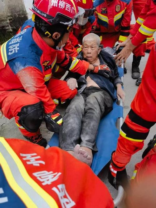 Lực lượng cứu hộ sơ tán một người cao tuổi sau trận động đất rạng sáng 18/5 ở thành phố Liễu Châu, Khu tự trị dân tộc Choang tỉnh Quảng Tây, Trung Quốc. Ảnh: Tân Hoa Xã