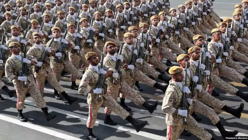 Trước đó, các lãnh đạo quân sự Iran đã đe dọa sẽ "vẽ lại bản đồ bán đảo Ả Rập" nếu Mỹ hoặc các đồng minh của nước này tiến hành cuộc tấn công xâm lược.