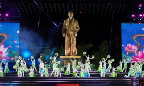 Một tiết mục văn nghệ trình diễn tại Lễ khai mạc Lễ hội Làng Sen năm 2026. Ảnh: QT