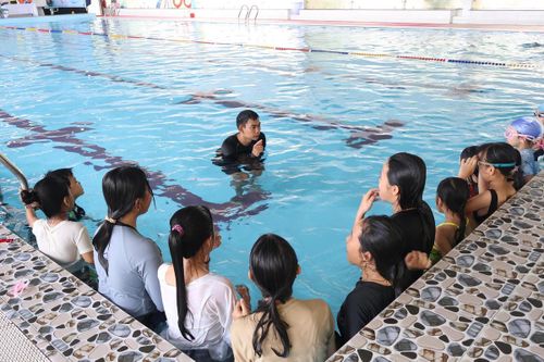 Thành Đoàn Huế triển khai lớp dạy bơi miễn phí cho thiếu nhi có hoàn cảnh khó khăn vào mỗi dịp hè. Ảnh: N.Q