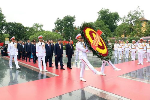 Tổng Bí thư, Chủ tịch nước Tô Lâm và các đồng chí lãnh đạo Đảng, Nhà nước, nguyên lãnh đạo Đảng, Nhà nước đặt vòng hoa, tưởng niệm các Anh hùng liệt sĩ