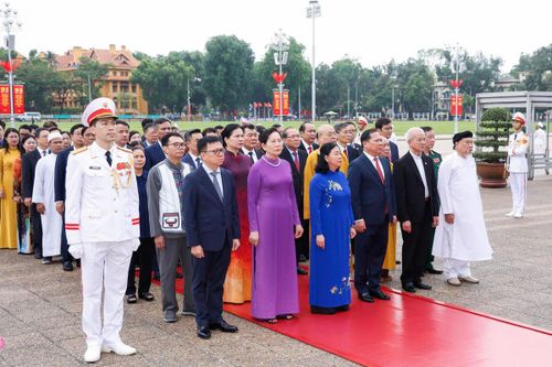 Đoàn đại biểu của Ủy ban Trung ương MTTQ Việt Nam vào Lăng viếng Chủ tịch Hồ Chí Minh.