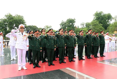 Đoàn đại biểu Quân ủy Trung ương - Bộ Quốc phòng tưởng niệm các Anh hùng liệt sĩ.