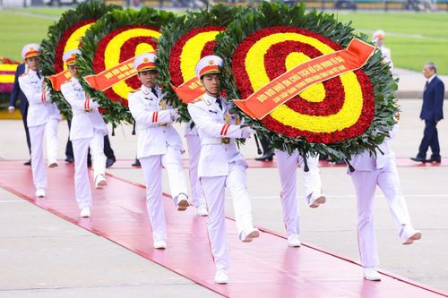 Vòng hoa của Đoàn mang dòng chữ: "Đời đời nhớ ơn Chủ tịch Hồ Chí Minh vĩ đại".