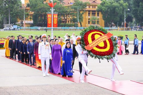 Đoàn đại biểu Ủy ban Trung ương Mặt trận Tổ quốc Việt Nam do Ủy viên Bộ Chính trị, Bí thư Trung ương Đảng, Bí thư Đảng ủy MTTQ, các đoàn thể Trung ương, Chủ tịch Ủy ban Trung ương Mặt trận Tổ quốc Việt Nam Bùi Thị Minh Hoài dẫn đầu vào Lăng viếng Chủ tịch Hồ Chí Minh.
