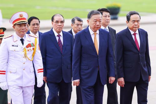 Đoàn đại biểu lãnh đạo, nguyên lãnh đạo Đảng, Nhà nước do Tổng Bí thư, Chủ tịch nước Tô Lâm dẫn đầu đến đặt vòng hoa và vào Lăng viếng Chủ tịch Hồ Chí Minh
