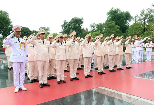Đoàn đại biểu Đảng ủy Công an Trung ương-Bộ Công an tưởng niệm các Anh hùng liệt sĩ 