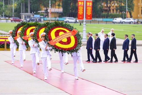 Đoàn đại biểu lãnh đạo, nguyên lãnh đạo Đảng, Nhà nước do Tổng Bí thư, Chủ tịch nước Tô Lâm dẫn đầu đến đặt vòng hoa và vào Lăng viếng Chủ tịch Hồ Chí Minh