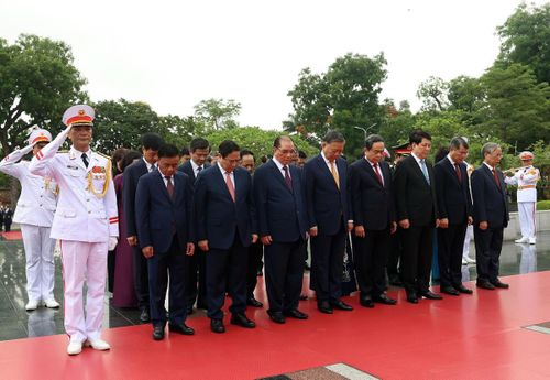 Trong không khí trang nghiêm, các lãnh đạo Đảng, Nhà nước bày tỏ lòng tưởng nhớ những người con ưu tú của dân tộc đã không tiếc máu xương, dũng cảm chiến đấu, hy sinh vì sự nghiệp đấu tranh giải phóng dân tộc, vì độc lập, tự do của Tổ quốc, vì hạnh phúc của nhân dân.