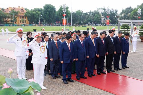 Trước anh linh Chủ tịch Hồ Chí Minh, Đoàn đại biểu đã bày tỏ lòng biết ơn vô hạn, thành kính tưởng nhớ công lao to lớn của Người đối với sự nghiệp cách mạng của Đảng và dân tộc ta.