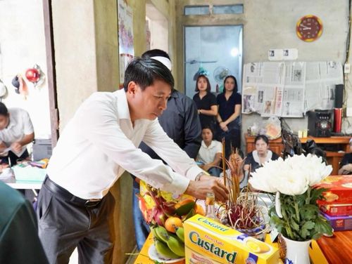 Phó Chủ tịch UBND tỉnh Phú Thọ Nguyễn Khắc Hiếu thăm viếng các cháu gặp nạn. Ảnh: PT.