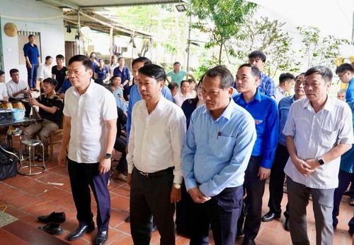 Đại diện lãnh đạo UBND tỉnh Phú Thọ, ỦY ban MTTQ Việt Nam tỉnh và các sở, ngành đến từng gia đình nạn nhân thăm viếng.