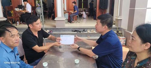 Ông Bùi Văn Luyến - Phó Chủ tịch Ủy ban MTTQ Việt Nam tỉnh Phú Thọ (mặc áo xanh thẫm) thăm viếng, động viên gia đình nạn nhân.