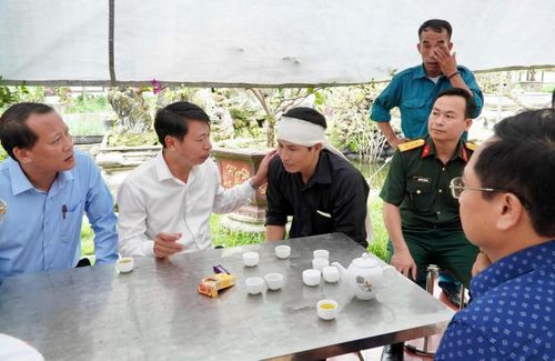 Thăm hỏi gia đình nạn nhân.