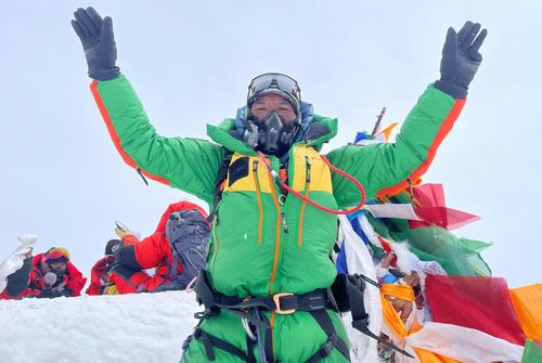 Nhà leo núi Nepal Kami Rita Sherpa trên đỉnh Everest trong lần chinh phục thứ 28 năm 2023.