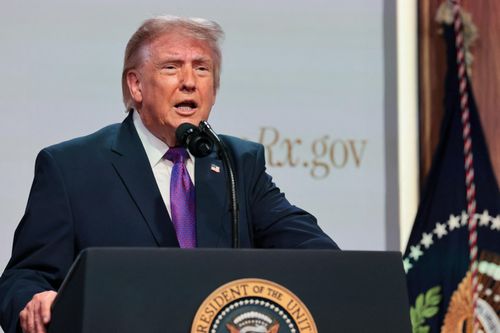 Ông Trump tuyên bố hoãn kế hoạch không kích Iran trong ngày 19/5. Ảnh: Reuters.