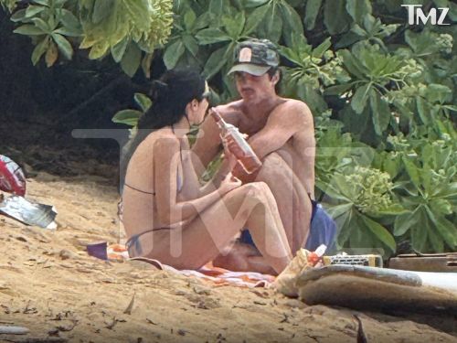 Kendall Jenner và bạn trai trong chuyến đi Hawaii. Ảnh: TMZ.