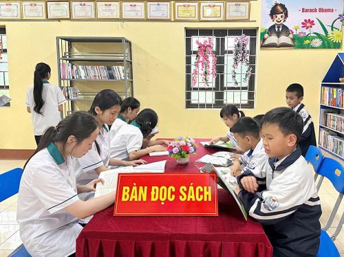 Học sinh tại không gian thư viện cộng đồng