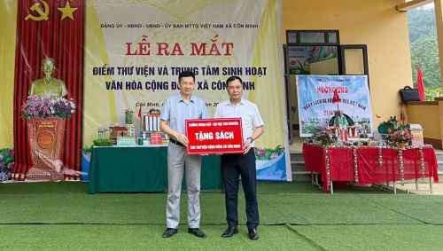 Các đơn vị trao tặng sách cho thư viện cộng đồng