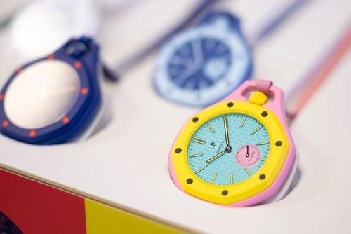 Mẫu đồng hồ Royal Pop mới của Swatch và Audemars Piguet được trưng bày tại cửa hàng. Ảnh: AP