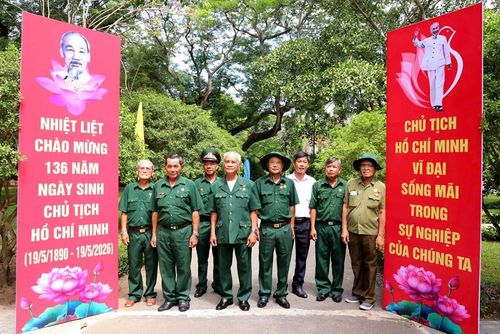 Đoàn Cựu chiến binh đến từ tỉnh An Giang vào viếng Đền thờ Bác Hồ