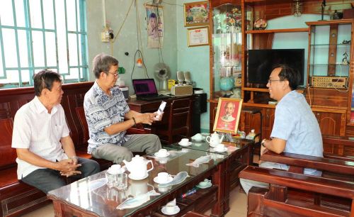 Đồng chí Đinh Trường Phú (ngồi giữa), đảng viên Chi bộ ấp Phú Hòa 1, xã Phú Hựu, đặt ảnh Bác Hồ tại vị trí trang trọng trong nhà. Ảnh: Nhựt An - TTXVN