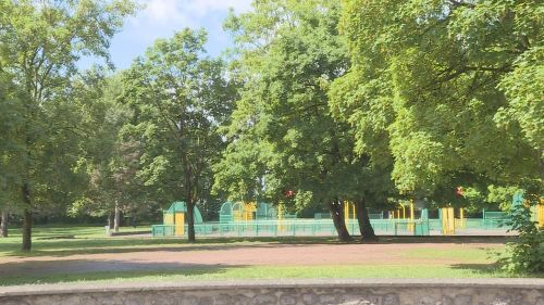 Không gian xanh bao quanh quảng trường là nơi người dân địa phương nghỉ ngơi thư giãn. Ảnh: Ngọc Hiệp - PV TTXVN tại Pháp