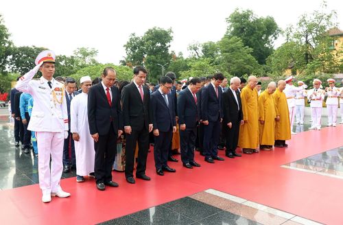 Đoàn đại biểu Ủy ban Trung ương Mặt trận Tổ quốc Việt Nam tưởng niệm các Anh hùng liệt sĩ - Ảnh: VGP/Nhật Bắc