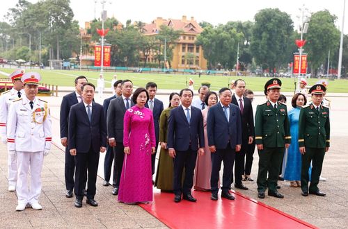 Đoàn đại biểu Thành ủy, HĐND, UBND TP. Hà Nội viếng Bác - Ảnh: VGP/Nhật Bắc