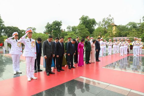 Đoàn đại biểu Thành ủy, HĐND, UBND TP. Hà Nội tưởng niệm các Anh hùng liệt sĩ - Ảnh: VGP/Nhật Bắc